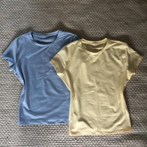 Söta toppar - Två stycken så söta helt nya t-shirtar från hollister🥰 Säljer för att dem är för små, säg till vid fråga!