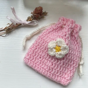 Virkad pouch - Virkad drawstring pouch med blomma. Perfekt att ha AirPods i💕