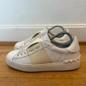 Valentino open sneakers  - Säljer nu dessa fina valentino skor | Super fint skick | Storlek 36,5 | Kommer även med kvitto som intygar äktheten | Hör gärna av er vid frågor eller funderingar 