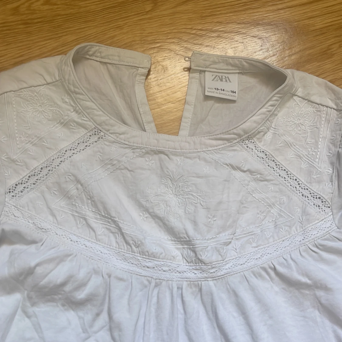 Vit broderad blus från Zara - 3
