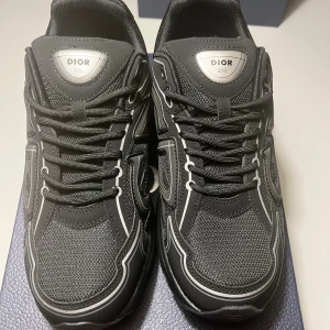 B30 skor - Svarta B30 skor med box och allt annat som ingår. 