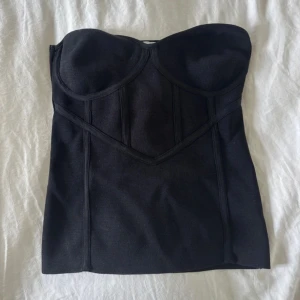Svart festtopp - Säljer denna supersnygga topp från zara då den inte kommer till användning! Den är i superbra skick. Materialet är stretchigt så skulle säga att den passar s/m! Kan gå ner i pris vid snabb affär💗