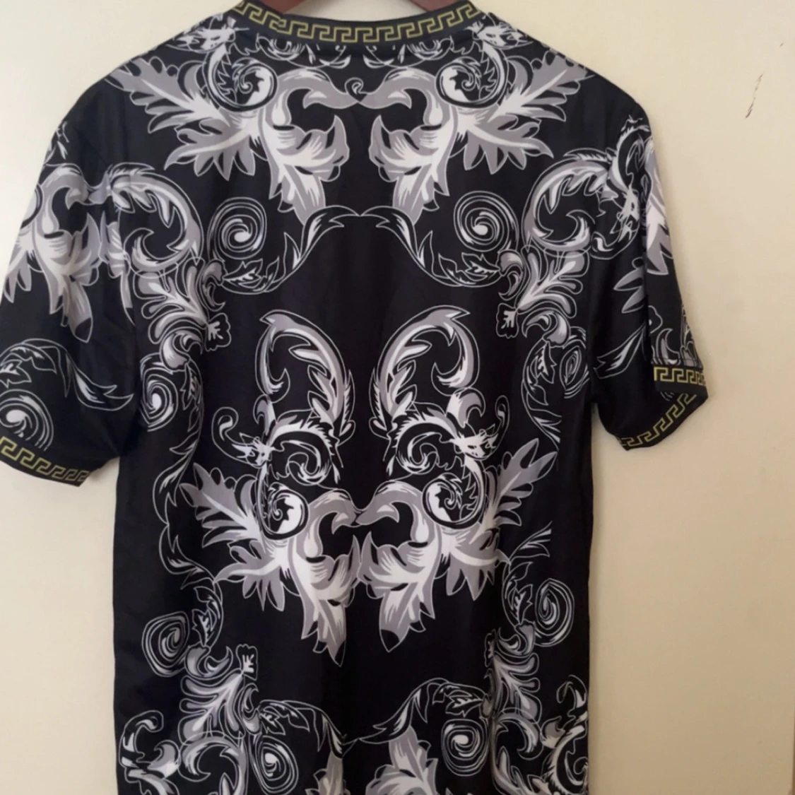 Svart fotbollströja med mönster  - 1