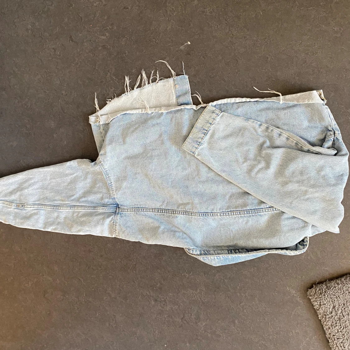 Ljusblå croppad jeansjacka - 1