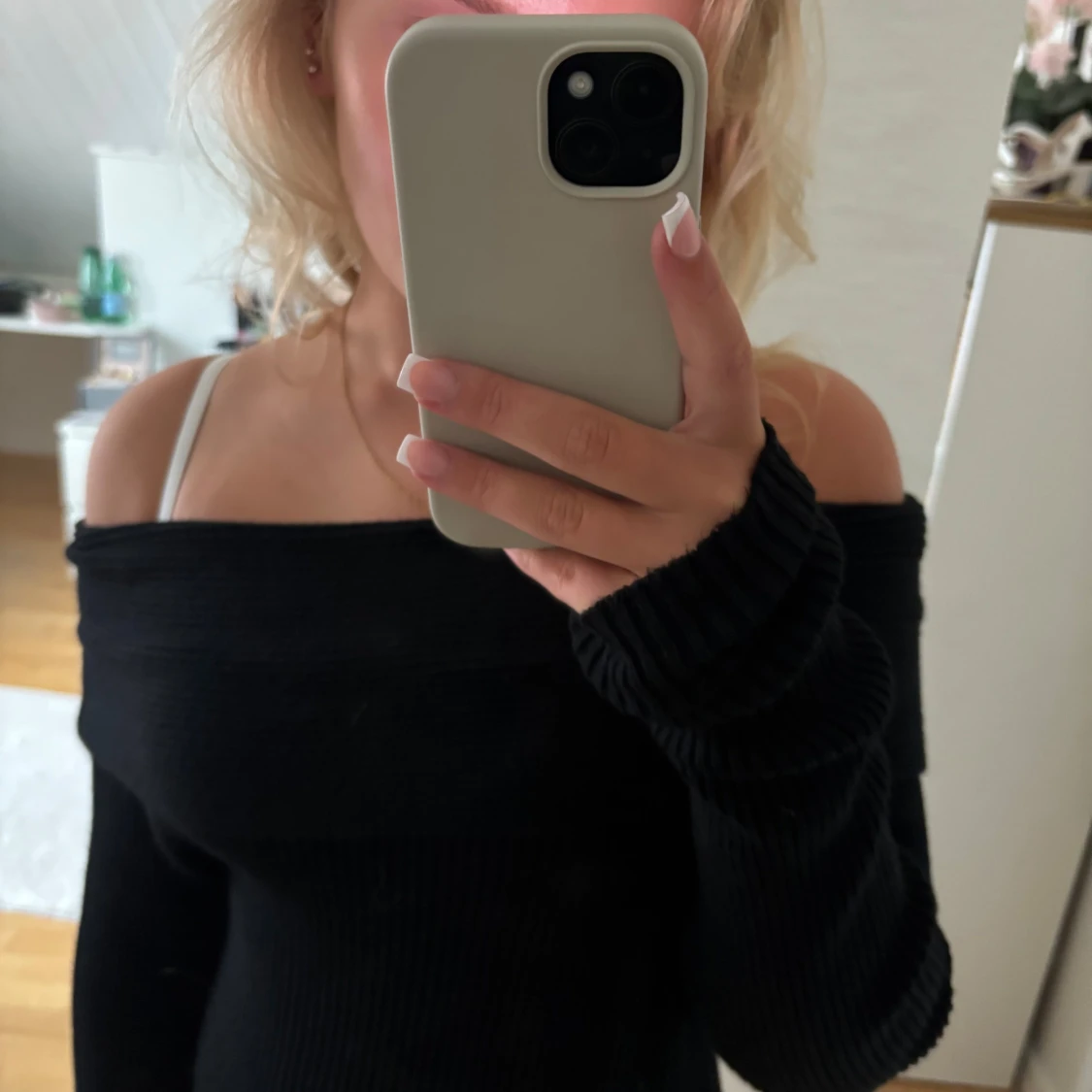 Svart offshoulder stickad klänning - 1