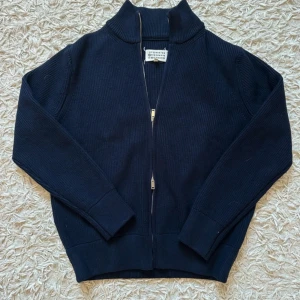 Maison Margiela zip - Säljer en jätte snygg mörkblå kofta från Maison Margiela med ribbad struktur. Den är perfekt nu när det börjar bli kallare. Den är i storlek S(skulle säga att den är S/M) och använd ca 5 gånger men finns inga defekter alls! 