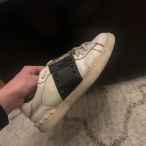Valentino Rockstud sneakers vit/svart - Snygga Valentino Opens, i använt skick men stilrena och funkar fint! Kan rengöra dom innan frakt! 🚚 storlek 42-43. Kan gå ner lite pris vid snabb affär!