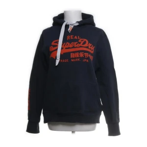 Superdry hoodie  - Superdry hoodie - Svart - Storlek: 42 (sitter som Small) - Bra skick, använd men inga synliga defekter - Nypris: 949kr - Mitt pris: 399kr - hör av dig vid funderingar 💫