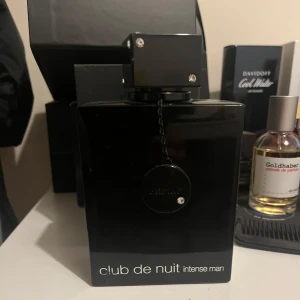 Club de Nuit Intense Man - Säljer min club de nuit Intense man edt då jag köpt nya parfymer, flaskan och lukten är som vanligt, den sitter bra på huden och skulle gissa på att det är 130/200ml kvar. Byten kan vara intressant, Kontakta gärna vid intresse😁