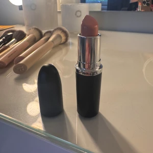 MAC Myth Satin Lipstick nude - Säljer ett MAC satin lipstick i nyansen MYTH. Köptes förra månaden men hittade en annan nyans som jag gillade mer därför använder jag inte detta längre. Hör gärna av dig vid frågor❤️