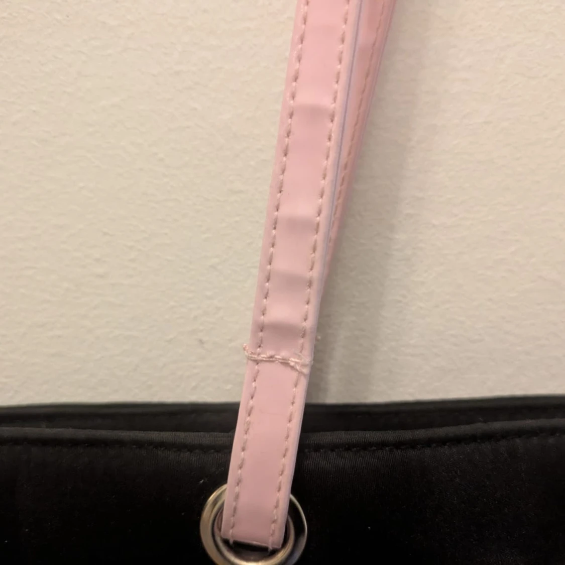 svart och rosa axelväska - 2