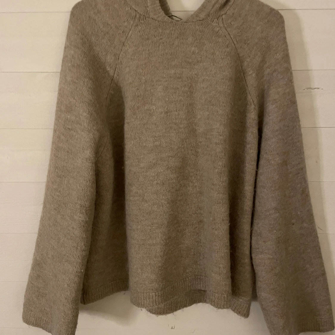 Beige stickad hoodie från Gina Tricot alpacka ull