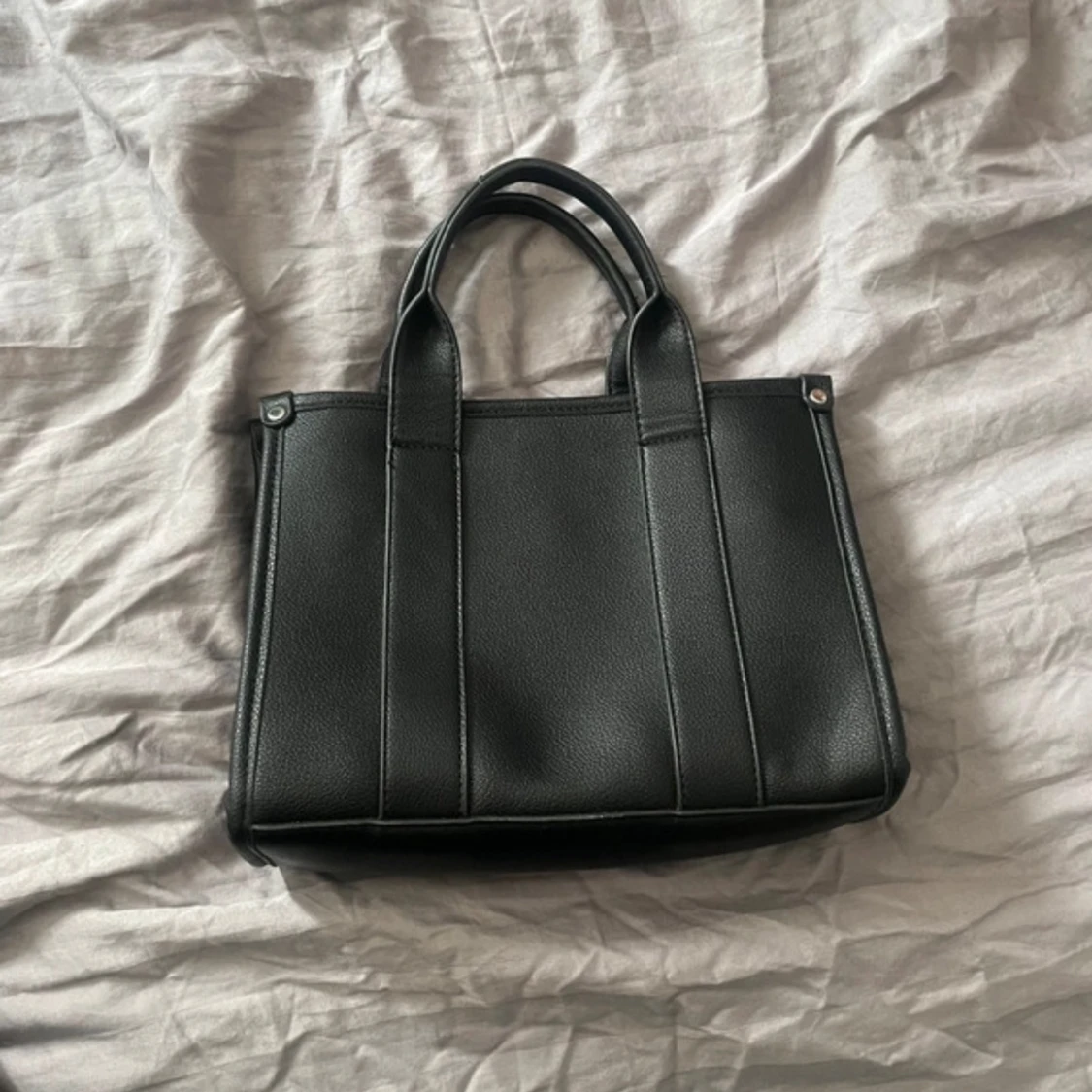 Svart stilren handväska i skinnimitation