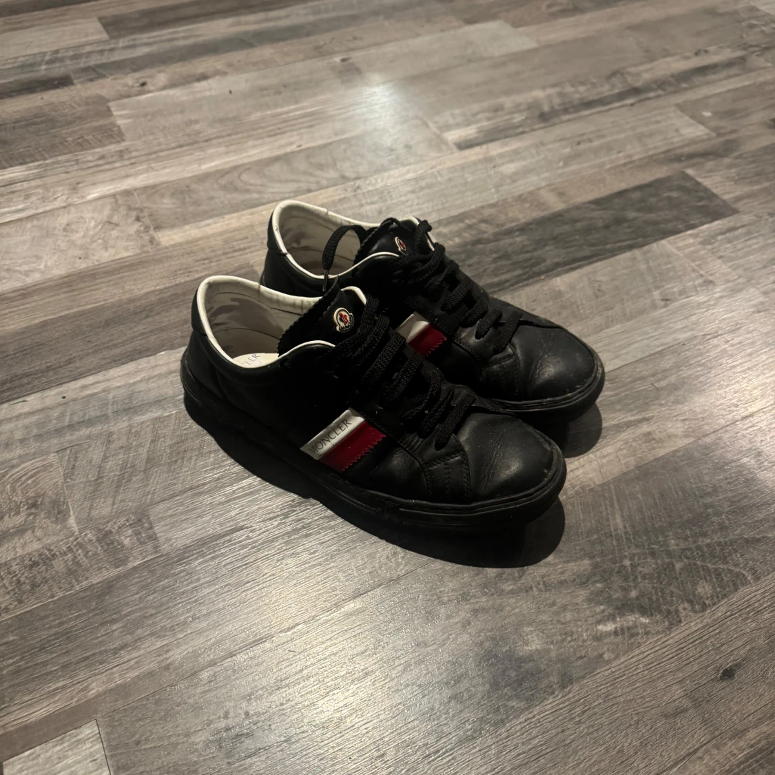 Svarta Moncler sneakers med röd/vit detalj