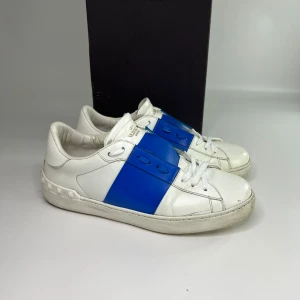 Valentino open sneakers  - Skick 8,5/10 lite använda men sjukt bra skick ändå storlek 40,5