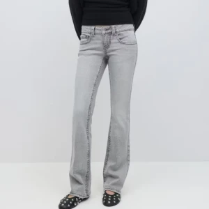 Gina tricot, y2k bootcut jeans med fickdetaljer🌸 - Y2k low bootcut jeans från gina tricot, Tror jag använt dom 1 gång sen har jag bara glömt bort att jag haft dom,🌸så tror jag ej jag har några bilder med dom på) 🤗