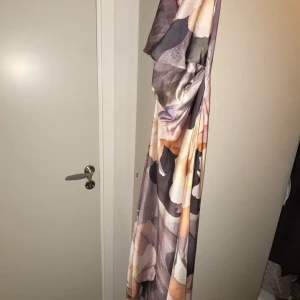 ASOS Design brun blommig maxiklänning - Säljer en maxiklänning från ASOS Design. Klänningen har draperat liv och draperad ringning baktill. Köpte för 829kr, mitt pris 300  . Använt endast en gång på ett bröllop köpt denna månad. Så vacker att ha på bal eller bröllop! 