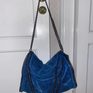 Blåa Stella McCartney liknande väska  - Säljer den här blåa Stella McCartney liknande väskan, väldigt fint skick! Knappt använd💗