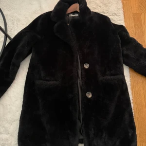 Svart pälsjacka - Super fin och fräsch pälsjacka av fuskpäls. I gott skick storlek S/M