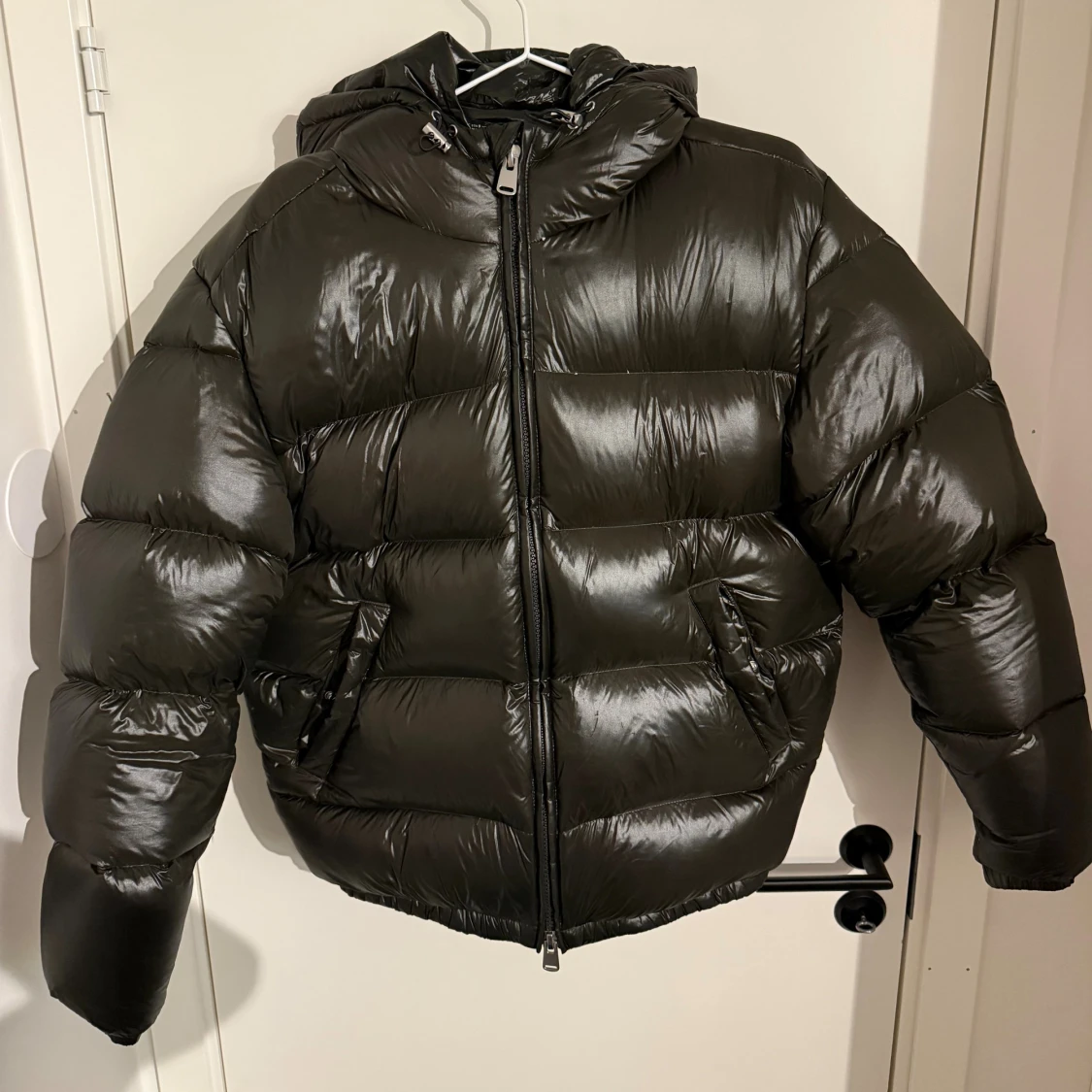 Svart pufferjacka från Zara med huva