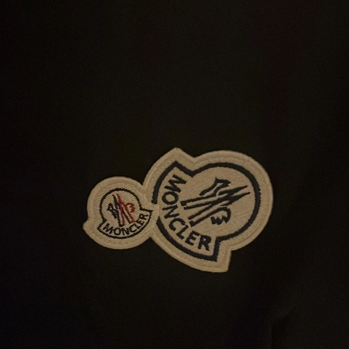 Svart Moncler t-shirt med patch - 1