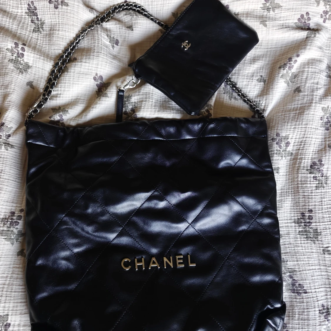 Svart quiltad axelväska