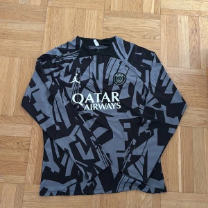 PSG träningströja - Snygg långärmad PSG träningströja, underdel finns om önskas men säljs pga för stor. Storleken är L och passade ej mig som är 180 70kg. Hör av er vid intresse!