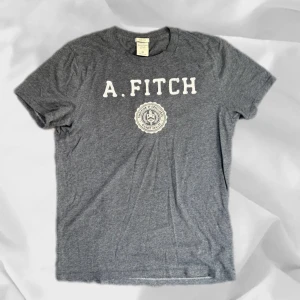 Abercrombie & Fitch T shirt - Snygg tröja från Abercrombie & Fitch i storlek M – enkel att matcha och skön att bära. Ett stilrent val, noggrant utvalt med omsorg av AM Clothing.  📩 Frågor? Hör gärna av dig! 📲 Följ oss här på Plick för fler uppdateringar. ♻️ Tack för att du handlar mer hållbart med AM Clothing!