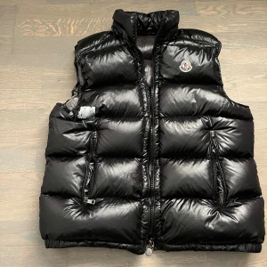 Svart väst från Moncler - Moncler vest, nfc tag, lite använd,i bra kondition,size 4 M/L, pris kan diskuteras Stockholm📌