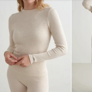 Wool Ribbed Long Sleeve AIMN. Endast Provad - ’Wool Ribbed Long Sleeve är den perfekta värmande bastoppen för alla dina aktiviteter. Den långärmade toppen är gjord i en supermjuk ullblandning, har en kroppsnära passform, en ribbad struktur och en klassisk, rundad hals. Wool Ribbed Long Sleeve passar bra tillsammans med Ribbed Wool Leggings.    Passform: Tight Material: 44% ull, 29% modal, 25% nylon, 2% elastan. Endast provad. Storlek S - för stor för mig. Nypris: 799 kr.
