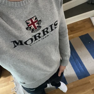 Grå Stickad tröja från Morris - • Storlek L men sitter M. • Väldigt bra skick 9/10, Inga defekter. • Tröjan passar bra till replay jeansen i min profil. • Skriv vid några frågor. • Pris: 449kr