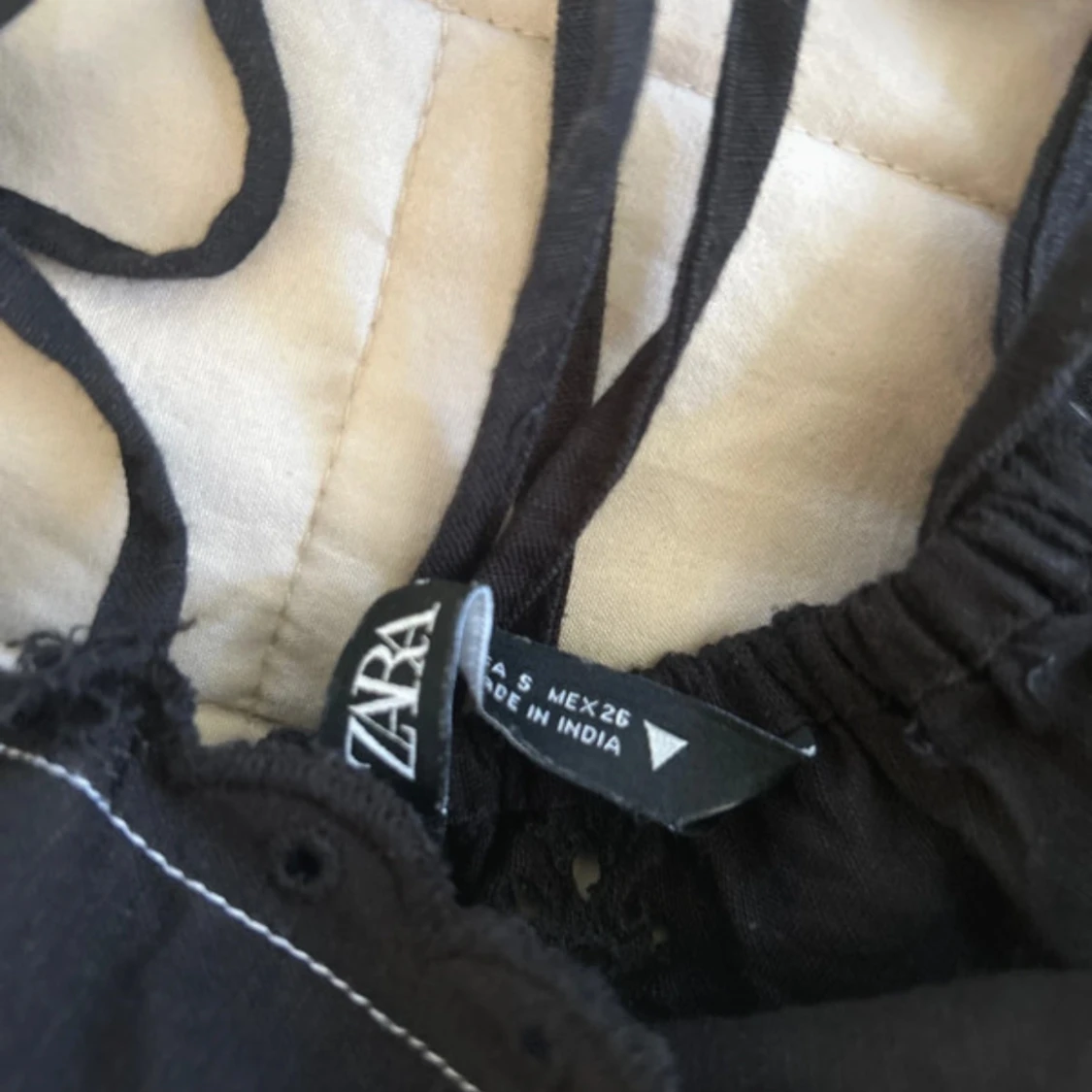 Svart broderad linnetopp från Zara - 2