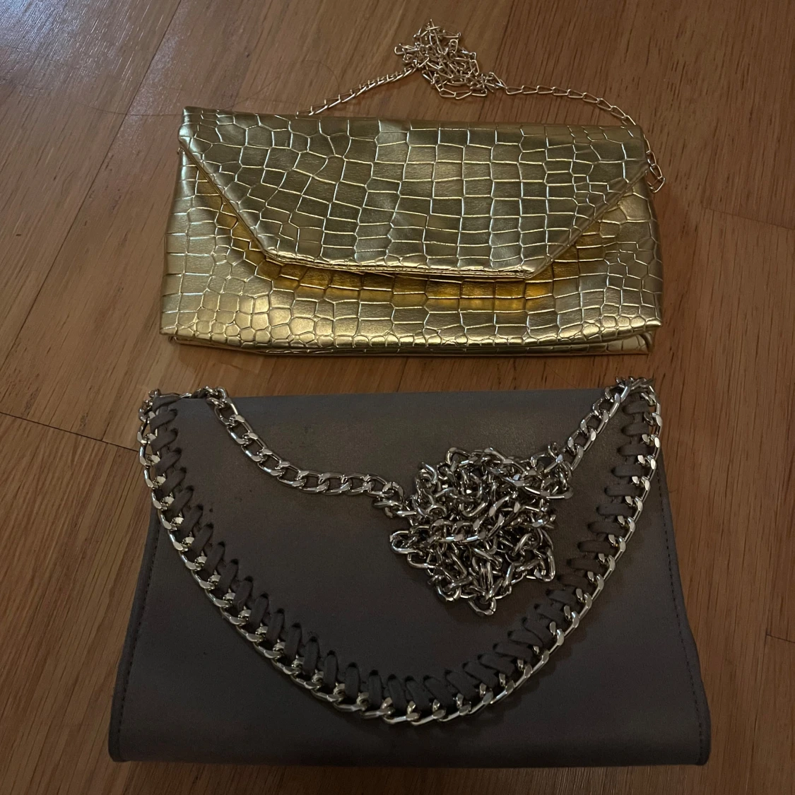 Två kuvertväskor med kedjedetaljer - 1