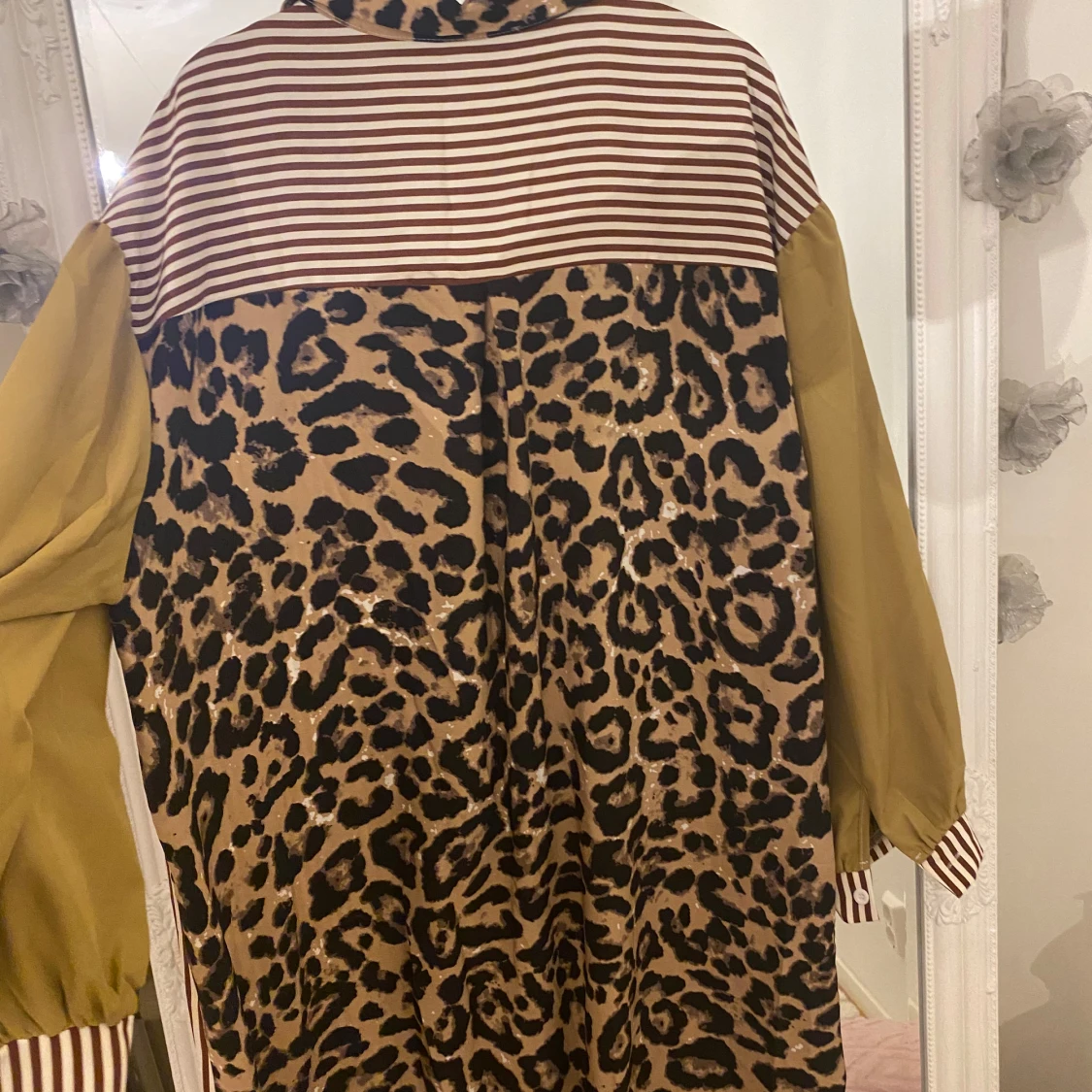 Randig långklänning med leoparddetaljer - 1