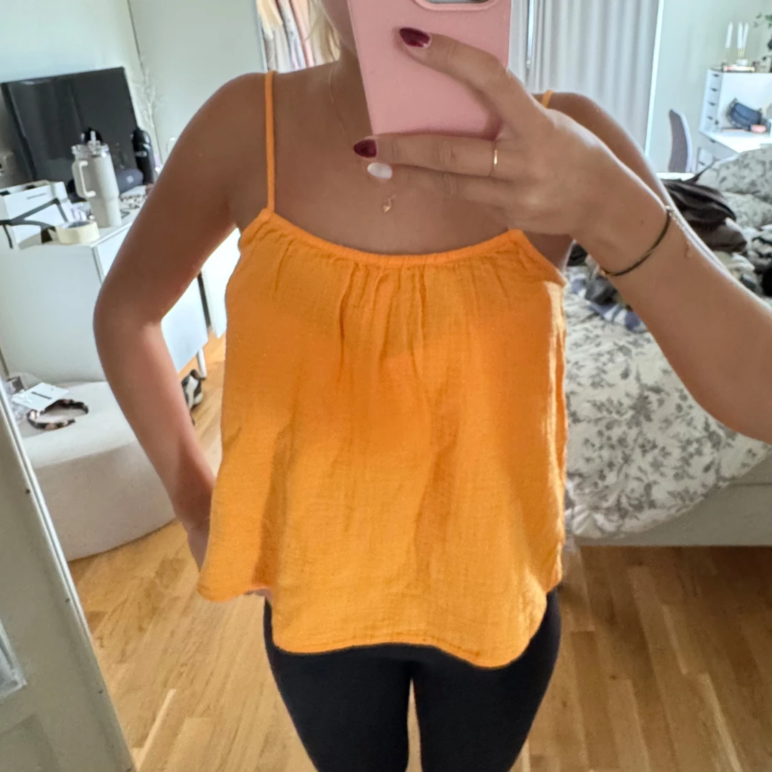 Orange linnetopp med tunna axelband