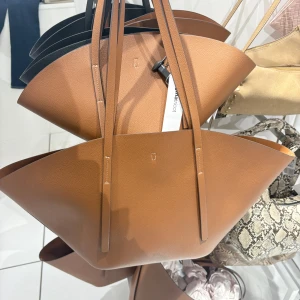 Brun axelväska / weekend bag  - Stilren och super fin väska. Slutsåld. Använd en gång helt nyskick <3 perfekt för skolan eller resor, får plats med mycket!! Nypris 499kr 