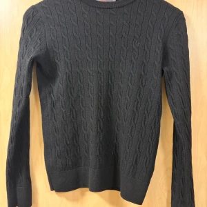 Svart kabelstickad tröja Morris S - Säljer min Morris kabelstickad tröja i storlek S, passar även xs. 100% merino wool