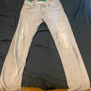 Gråa handpicked jeans - Gråa handpicked jeans i storlek 31 i waist dem är nästan nya men dem har använts ca 4-5 ggr ( ny pris ca3000kr)
