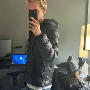 Pufferjacka från Replay  - Säljer en marinblå/svart pufferjacka från Replay. Jackan är flitigt använd men har trots det inga tydliga tecken på användning. Jackan har dragsko både vid midjan och huvan. Om några ytterligare funderingar uppstår så är det bara att kontakta mig!