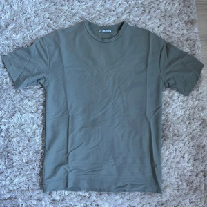 Zara - Snygg oversized grön t-shirt från Zara Man. används fåtal gånger och är i väldigt bra skick! skriv vid frågor eller funderingar💓💓