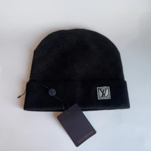 𝓛𝓥 mössa - Säljer nu en helt ny 𝓛𝓥 mössa. Som man ser på bilden så har lappen gått av men för fler info är det bara att kontakta!💫