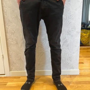 Svarta jeans Replay - Säljer ett par svarta Replay. Bra passform. Bra skick. Inga defekter. Modellen är 177 cm. Pris kan diskuteras 