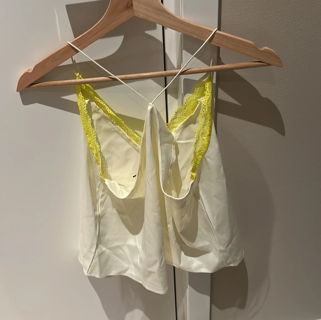 Vit linnetopp med gul spets - 2