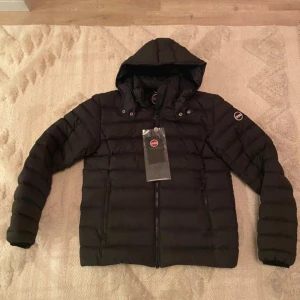 Colmar Jacka - Tjenare! Säljer nu denna riktigt snygga colmar jacka perfekt nu till vintern🙌 Jackan är använd ett fåtal gånger. Hör av er vid frågor och funderingar🙌