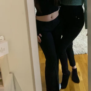 Svarta lågmidjade kostymbyxor - Säljer ett par lågmidjade kostymbyxor från BikBok. Byxorna har använts en gång och är i nytt skick! Mycket snygga och passar till allt. De kommer i storlek 38. Köpta för 500kr.