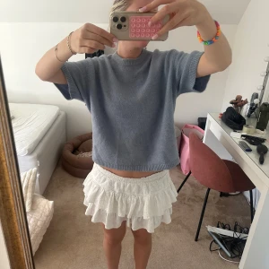 Blå kortärmad stickad tröja - Supersöt stickad T-shirt. Perfekt att stylea me en kjol eller jeans