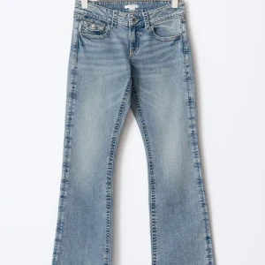 Ljusblå bootcut jeans med fickdetaljer - Fina ljusblåa bootcut jeans från ginatricot i storlek 158. säljer då de inte kommer till användning längre. skriv för fler bilder eller frågor!!💞