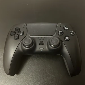 PlayStation 5 DualSense Wireless Controller - Sony PlayStation 5 DualSense trådlös handkontroll i svart. Kontrollen är i gott skick med mindre tecken på användning, inga synliga större skador. Perfekt för PS5-spel och kompatibel med PC. Ergonomisk design, adaptiva triggers och inbyggd mikrofon.