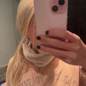 Rosa sweatshirt från Zadig & Voltaire - Superfin ljusrosa sweatshirt från Zadig & Voltaire med broderad text på bröstet. Tröjan har rund hals, långa ärmar och är gjord i mjuk bomull. Perfekt för dig som gillar en chill och snygg stil.