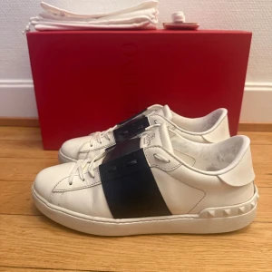 Valentino open sneakers  - Säljer nu dessa fina valentino skor | Super fint skick | Storlek 40 | Kommer med box,dustbag,extra snören,valentino kort och äkthetsbevis | Hör gärna av er vid frågor eller funderingar 
